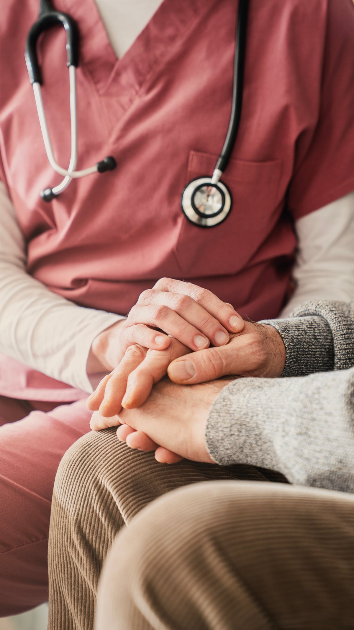Nurse providing nursing support to an elderly patient at home